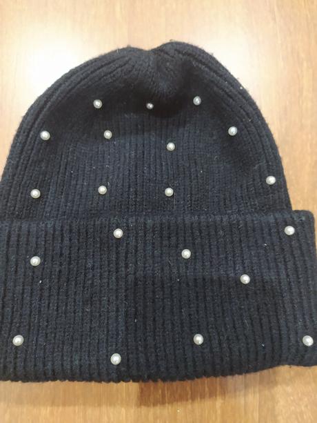 Čiapka zdobena perličkami, orsay