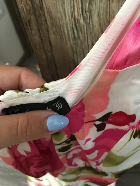 Kvetované šaty, 36