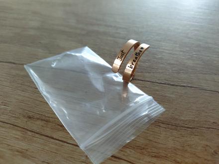 Nastaviteľný nerezový prsteň "just breathe", 