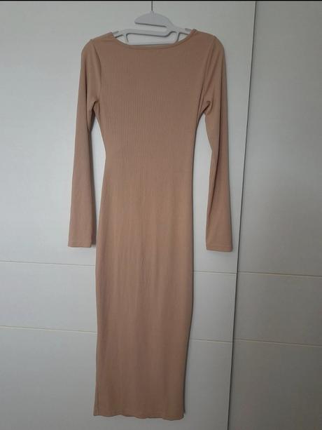 Priliehavé šaty s výrezom, 36