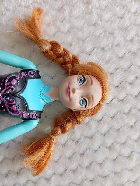 Barbie mattel anna na korčuliach, 