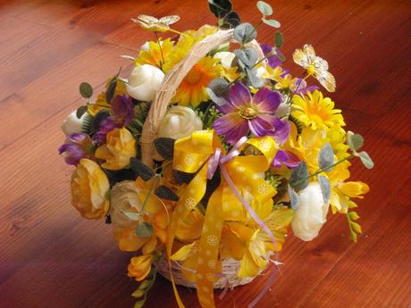 Jarný košík s lietajúcimi motýľmi, 