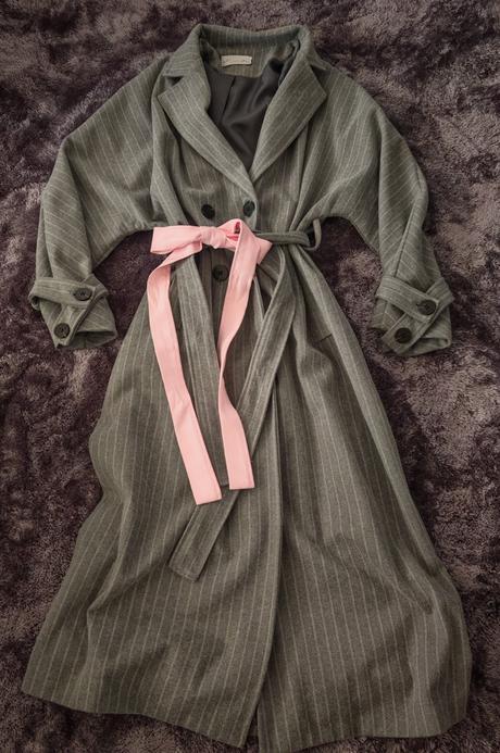 Svetlosivý dlhý pruhovaný kabát seppy, 