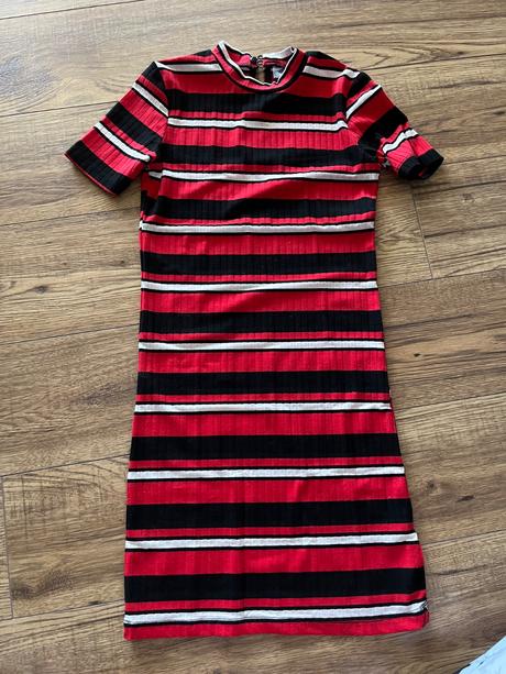 Úzke dievčenské šaty, 134