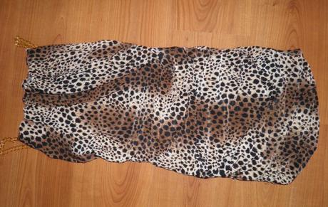 Luxusné leopardie šaty na zlaté ramienká, s