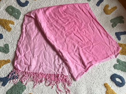 Ružová šatka so strapcami,