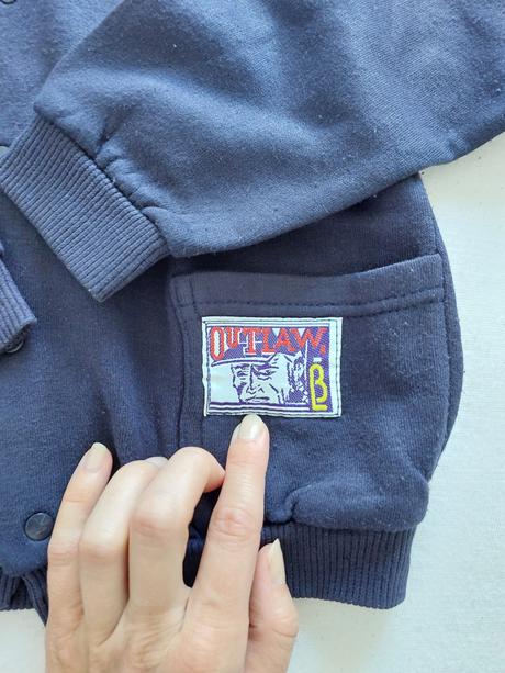 Tenka modra mikina, 110