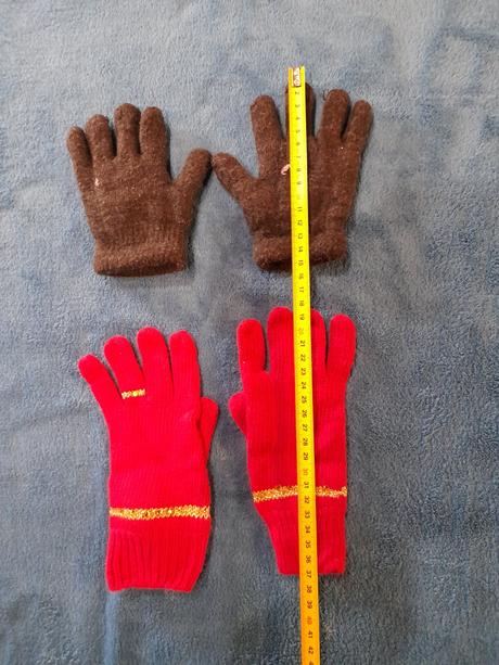 Tmavošedé a červené rukavice, 110