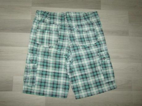 Kárované kraťasy, 48