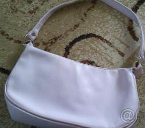 Kabelka bledoružová so zipsovou ozdobou, 