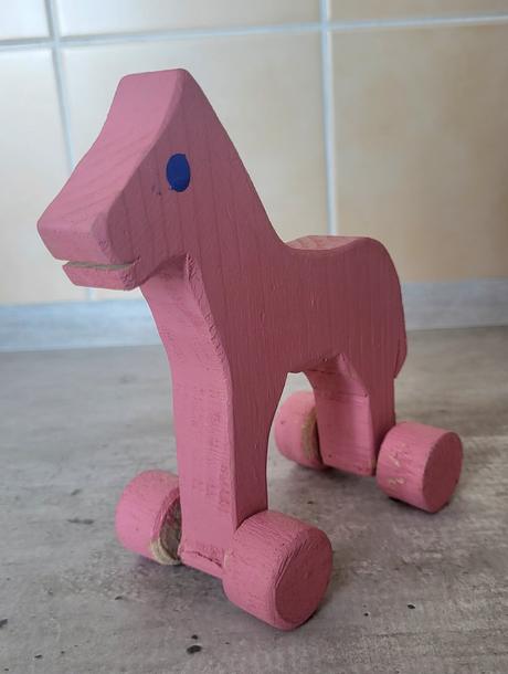 Drevený koník na kolieskach  - rúžový, 