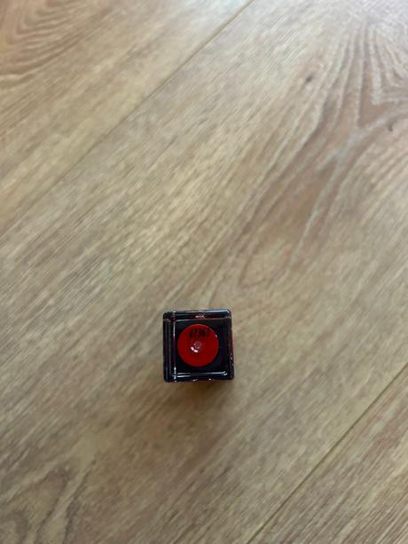 Červený ruž dermacol, 