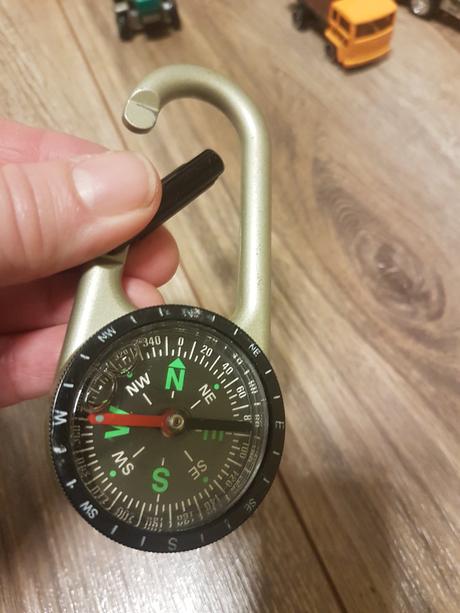 Kompas s karabínou,