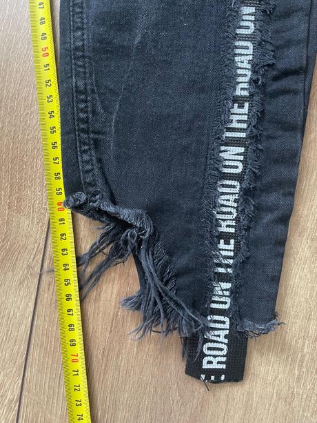 Čierne rifle s nápismi, zara,32