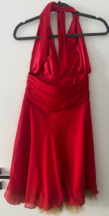 Červené šaty s holým chrbtom, 36