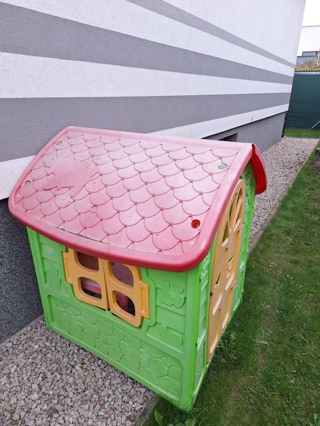 Šmykľavka  a zahradny domček, 