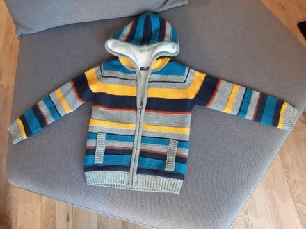 Krasny strikovany sveter s barancekom, 116