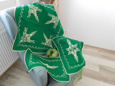 Smaragdovo zelený set obrusov ručne vyšívaný, 