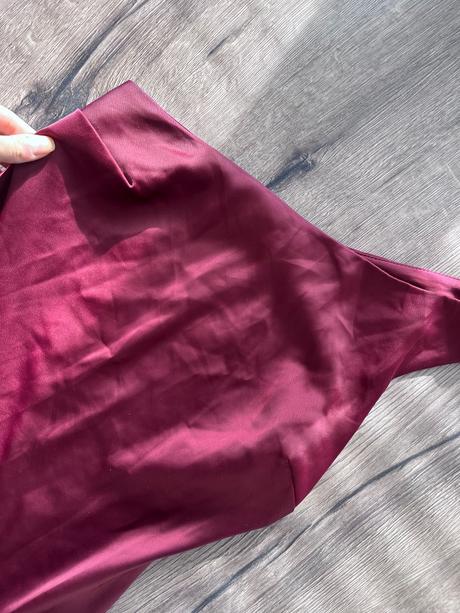 Šaty na jedno rameno, s