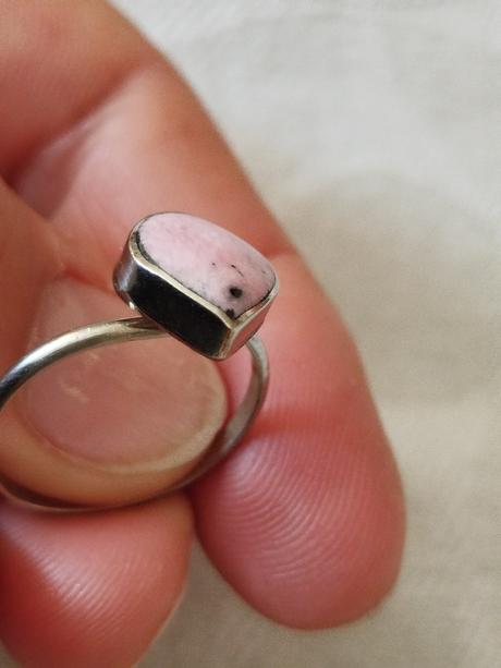 Prsteň s rodonitom,