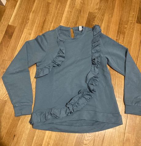 Mikina s volanikmi, 152