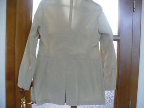 Béžový baloňák, l