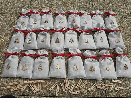 Adventný kalendár - sivý s červenými stuhami., 