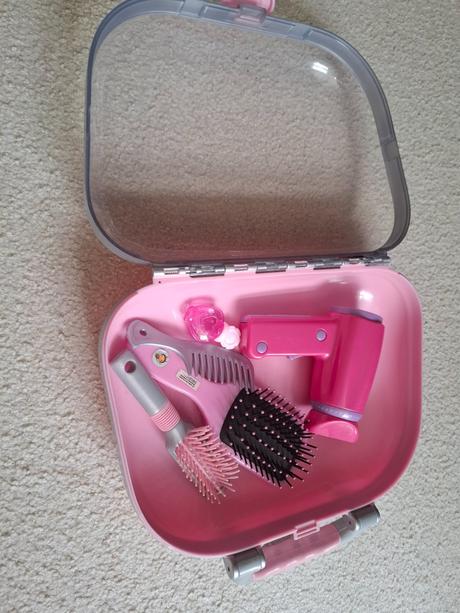 Kufrik s kadernickym prislusenstvom,