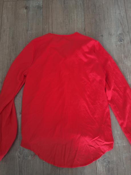 Cervena bluzka, s