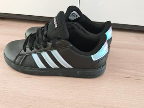 Adidas yenisky nove s menivymi pasikmi, adidas,37