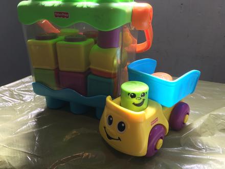 Fisher price kocky na hranie aj s autíčkom, 