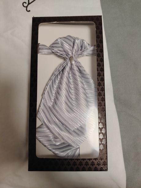 Elegantná krátka kravata s vreckovkou, 