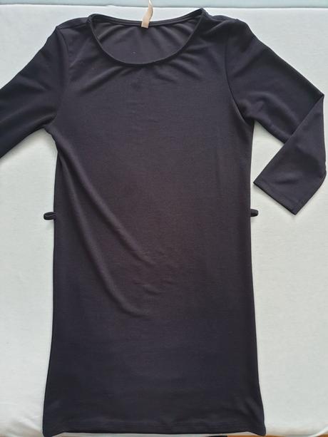 Tmavomodre minišaty, 38