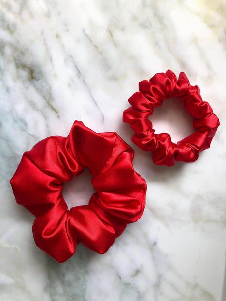 Saténová gumička scrunchie červená, 