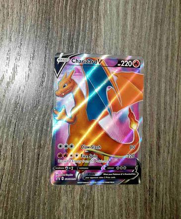 Charizard v full art karta,