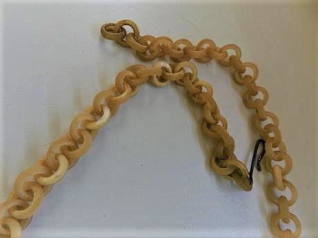 Kostený náhrdelník,