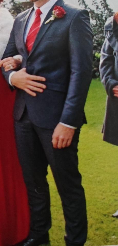 Tmavomodrý oblek, 50