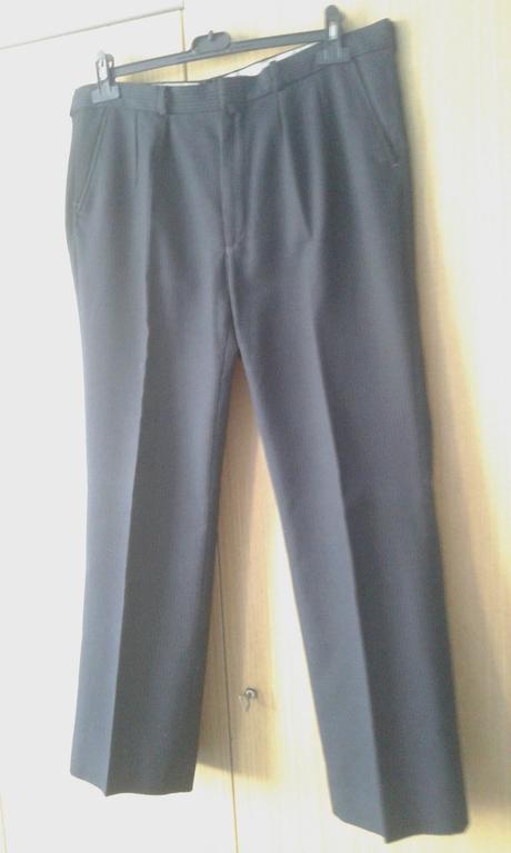 Starší čierny prúžkovaný oblek, xl