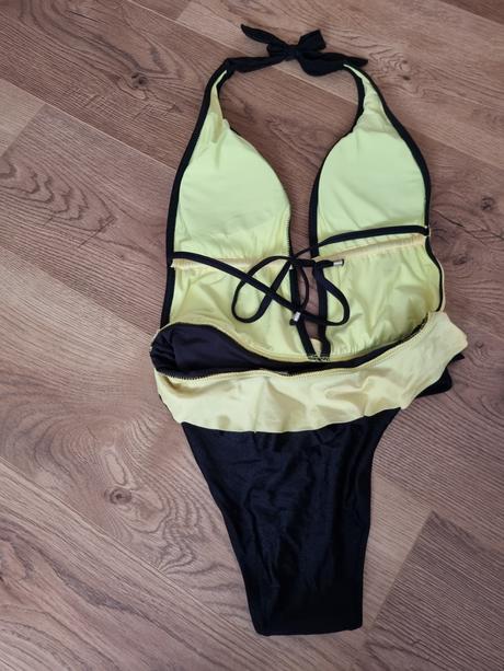 Nádherné žiarivé celé plavky,