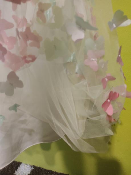 Šaty s motýlikmi, 140