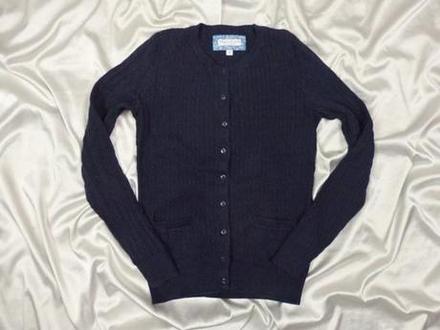 Kvalitný tmavomodrý sveter, s