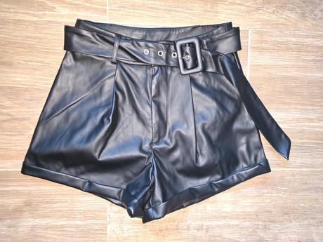 Koženkové šortky s, s