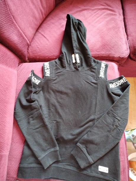 Mikinka s otvorenymi ramenami, 158