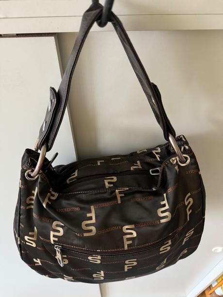 Hnedá kabelka s popisom, 