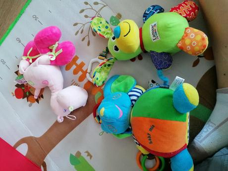 Väčšie hrkajúce hračky,