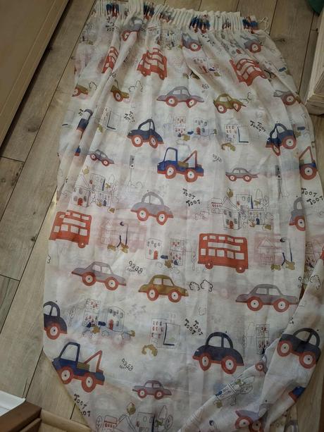 Záclona s autíčkami, 