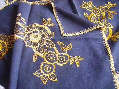 Vyšívané obrusy tmavohnedé s oranžovým 5 ks, 