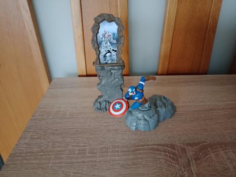 Postavičky avengers iron man a kapitán america,