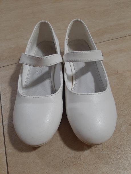 Slavnostne topanky, 32