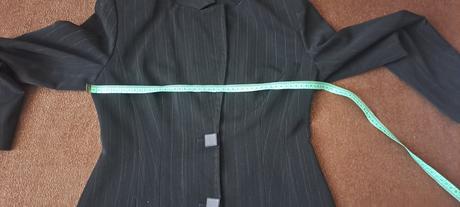 Nohavicový kostým, 36